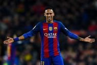 BARCELONA, SPAIN - DECEMBER 03:  Neymar Jr. of FC Barcelona reacts during the La Liga match between FC Barcelona and Real Madrid CF at Camp Nou stadium on December 3, 2016 in Barcelona, Spain.  (Photo by David Ramos/Getty Images)